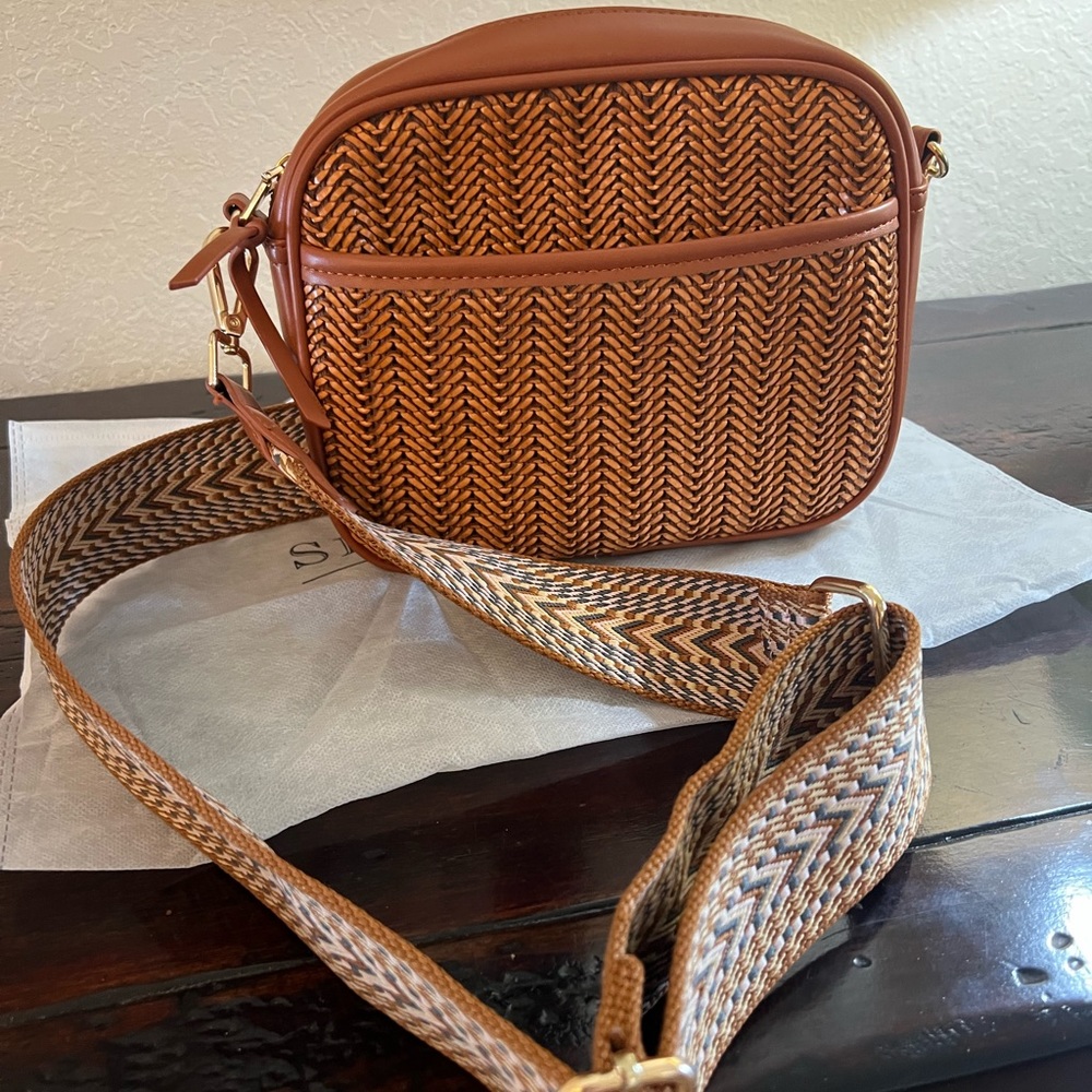 SHIRALEAH CROSSBODY CAMERA BAG used once, excellent condition,